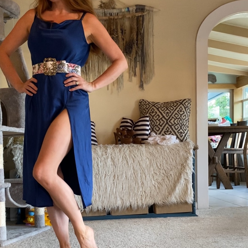 Gorgeous sexy satin dress with long slit - Picture 2 of 8